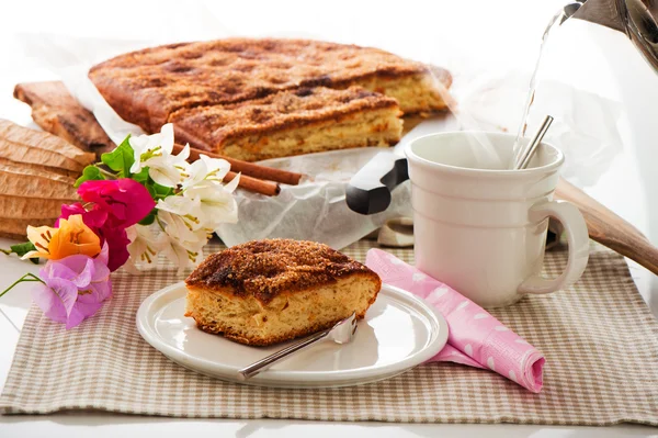 Un pastel de hojas con mantequilla de azúcar canela y una taza de café caliente — Foto de Stock