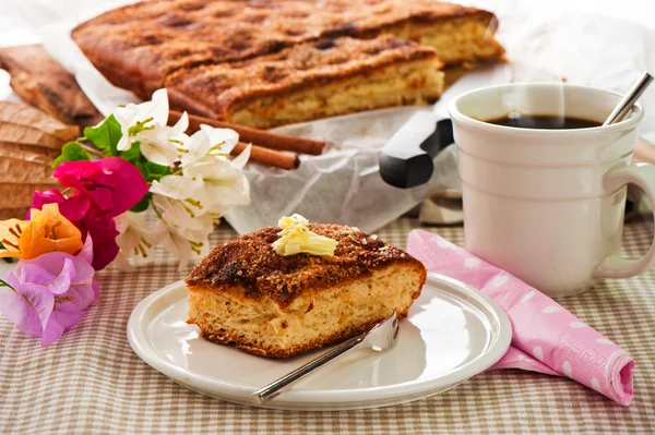 En ark kaka med kanel socker smör och en varm kopp kaffe — Stockfoto