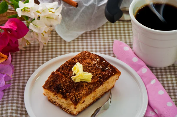 一杯热咖啡，肉桂糖黄油蛋糕 — 图库照片