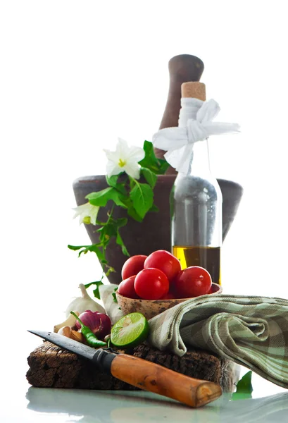 Färska grönsaker och olivolja på en gammal väderbiten trä med o — Stockfoto