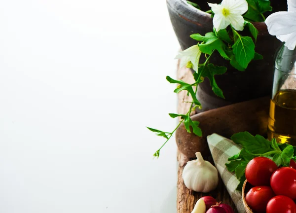 Legumes frescos e azeite em uma velha madeira intemperizada com um — Fotografia de Stock