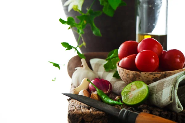 Čerstvá zelenina a olivový olej na staré zvětralé dřevo s o — Stock fotografie