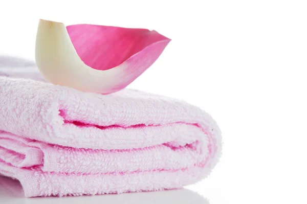 A pink towels with a lotus petal on white background and area fo — Stock Photo, Image