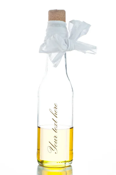 Eine Flasche mit Olivenöl auf weißem Hintergrund mit einer Fläche für Sie — Stockfoto