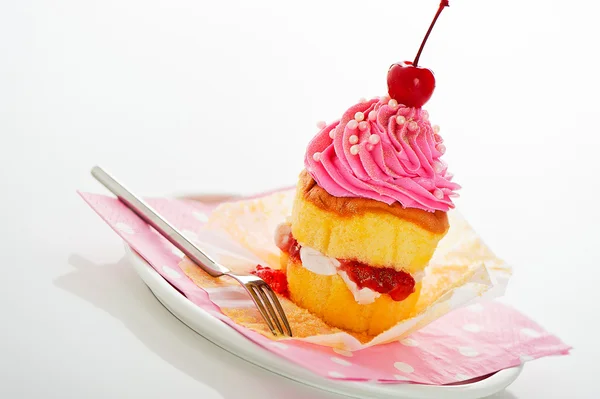 Un cupcake a due strati con crema di burro rosa e bianca e papavero d'oro — Foto Stock