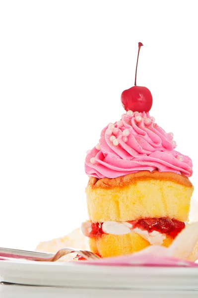 Ein zweilagiger Cupcake mit rosa und weißer Buttercreme und Goldpuder — Stockfoto