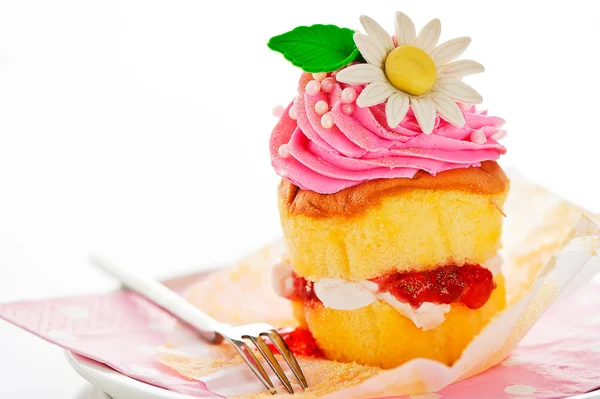 Una magdalena de dos capas con flor de azúcar de crema de mantequilla rosa y blanca —  Fotos de Stock