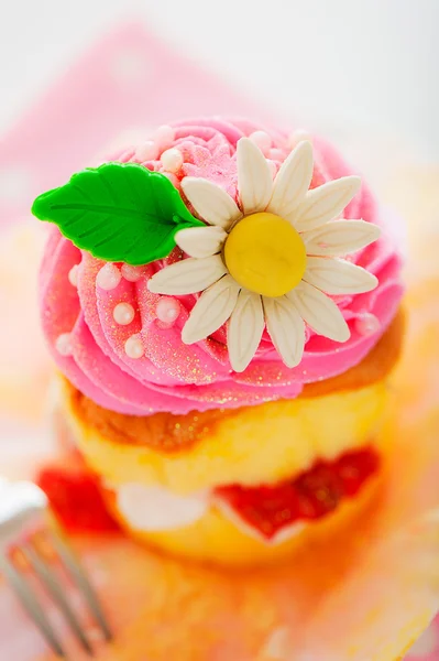 Una magdalena de dos capas con flor de azúcar de crema de mantequilla rosa y blanca — Foto de Stock