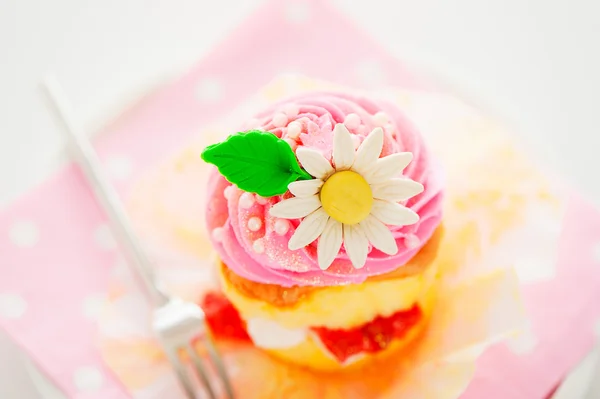 Una magdalena de dos capas con flor de azúcar de crema de mantequilla rosa y blanca — Foto de Stock