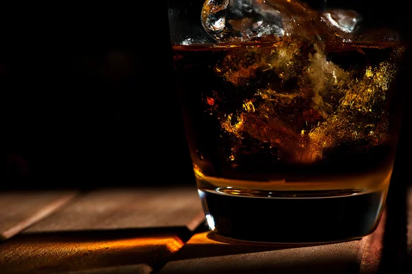 Um copo de wiskey com gelo — Fotografia de Stock