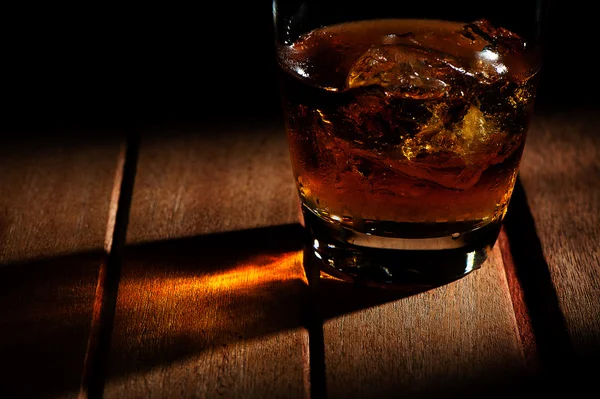氷とウイスキーのガラス — ストック写真