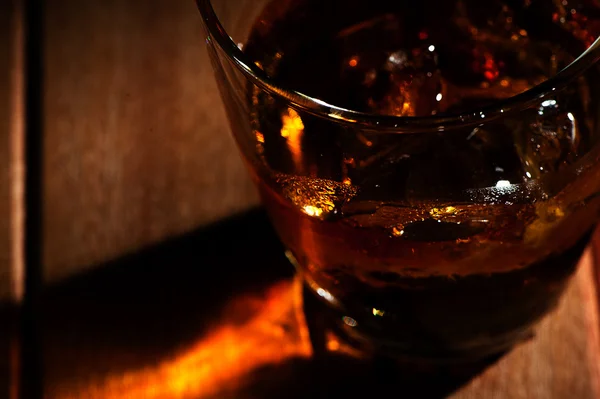 Un verre de wiskey avec glace — Photo