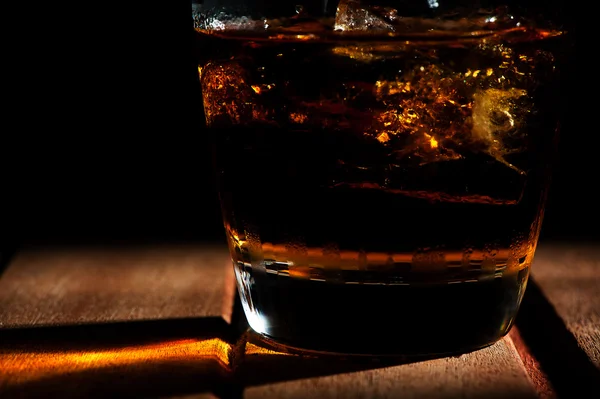 Ett glas wiskeyprovningar med is — Stockfoto