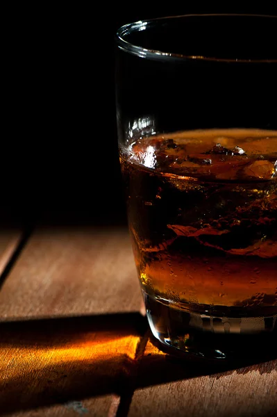 Ett glas wiskeyprovningar med is — Stockfoto