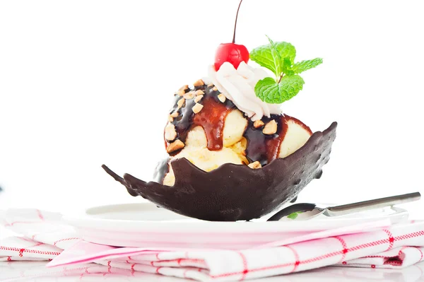 Vanille ijs met karamel, chocolade saus, noten en kers in een — Stockfoto