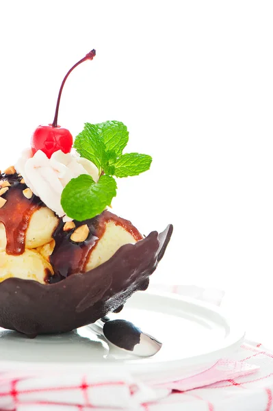 Hielo de vainilla con caramelo, salsa de chocolate, nueces y cereza en un —  Fotos de Stock