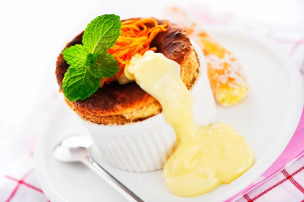 Cointreau or whiskey soufflé with orange, mint and vanilla sauc — Stockfoto