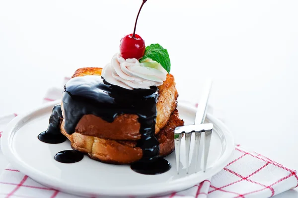 French Toast mit dunkler Schokolade, weißer Sahne, roter Kirsche und einem — Stockfoto