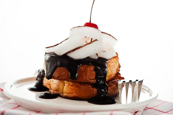 French Toast mit dunkler Schokolade, weißer Sahne, roter Kirsche, Kokos — Stockfoto