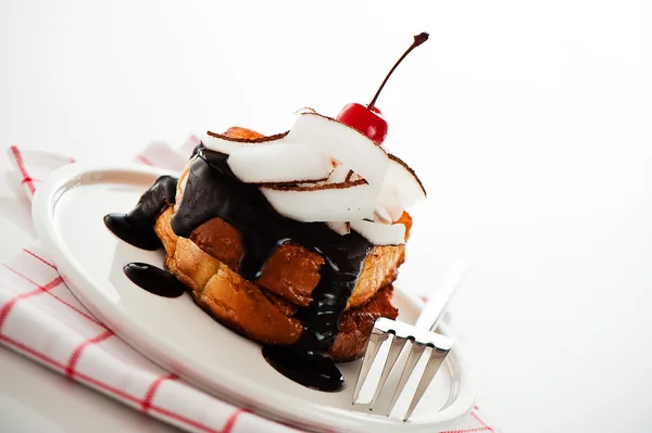 Tostadas francesas con chocolate negro, crema blanca, cereza roja, coco — Foto de Stock