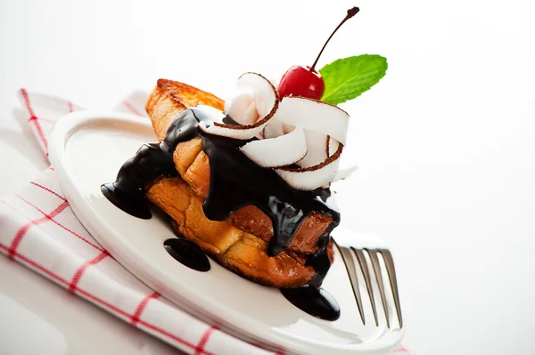 Tostadas francesas con chocolate negro, crema blanca, cereza roja, coco —  Fotos de Stock