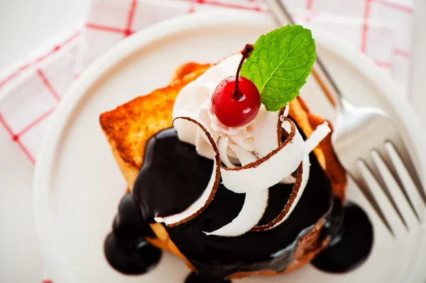 Frans toast met donkere chocolade, witte crème, rode kers, raamde — Stockfoto