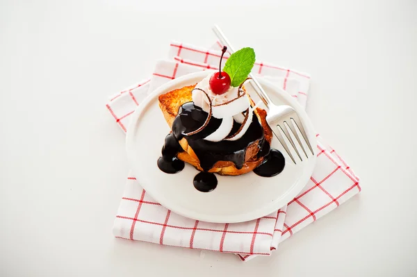 Tostadas francesas con chocolate negro, crema blanca, cereza roja, coco —  Fotos de Stock
