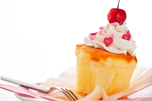 Cupcake à la vanille avec coeur crème blanche comme décoration et un cherr — Photo