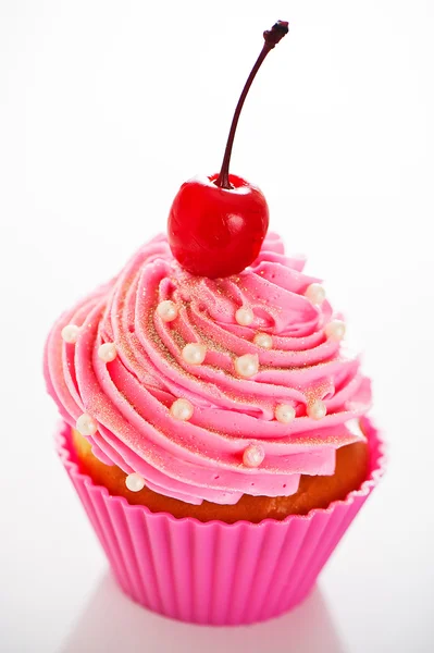 ベーキング カップ ピンク クリーム、白の装飾でピンクのカップケーキ — ストック写真
