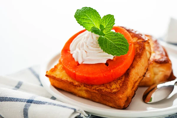 Dos rebanadas de tostadas francesas con papaya, crema y hoja de menta en un —  Fotos de Stock