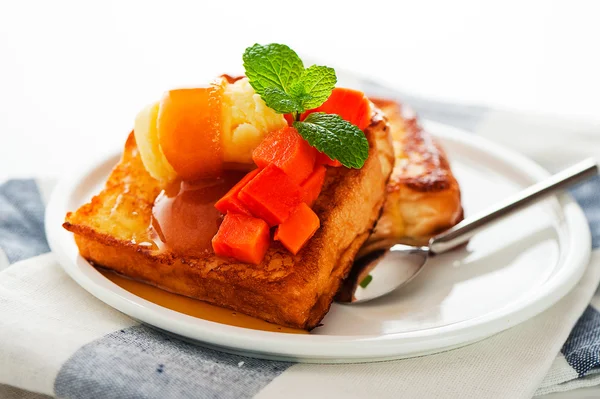 Dos rebanadas de tostadas francesas con papaya, helado de vainilla, caramelo —  Fotos de Stock
