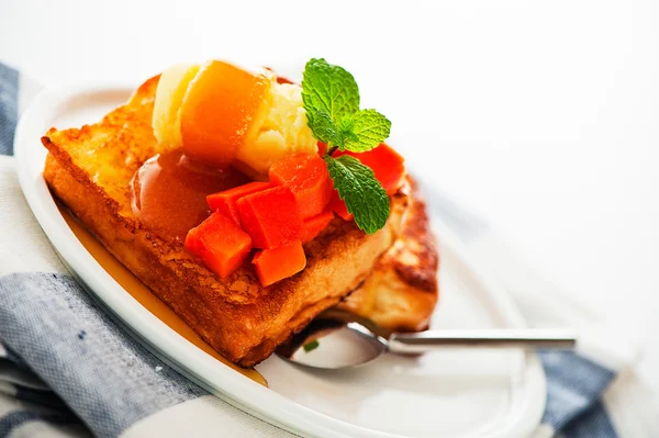Due fette di french toast con papaya, gelato alla vaniglia, caram — Foto Stock