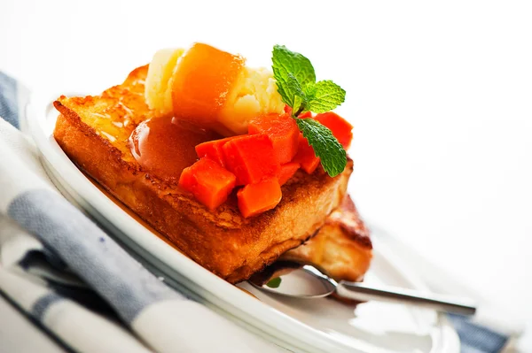Two slices of french toast with papaya, vanilla ice cream, caram — Stock Photo, Image