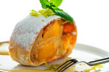 muz, mango strudel vanilya sosu ve limon ile bir parça