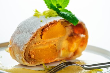 muz, mango strudel vanilya sosu ve limon ile bir parça