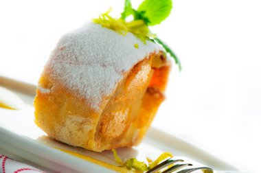 muz, mango strudel vanilya sosu ve limon ile bir parça