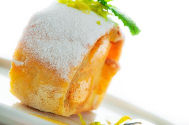 muz, mango strudel vanilya sosu ve limon ile bir parça