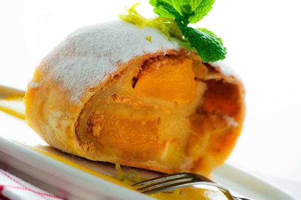 Muz, mango strudel vanilya sosu ve limon ile bir parça — Stok fotoğraf