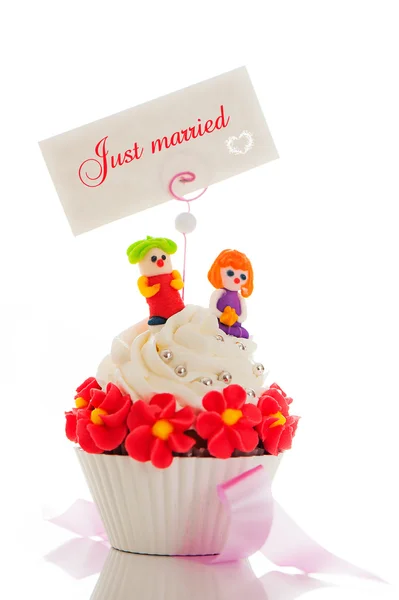 Un cupcake de mariage sur fond blanc comme plan de studio — Photo
