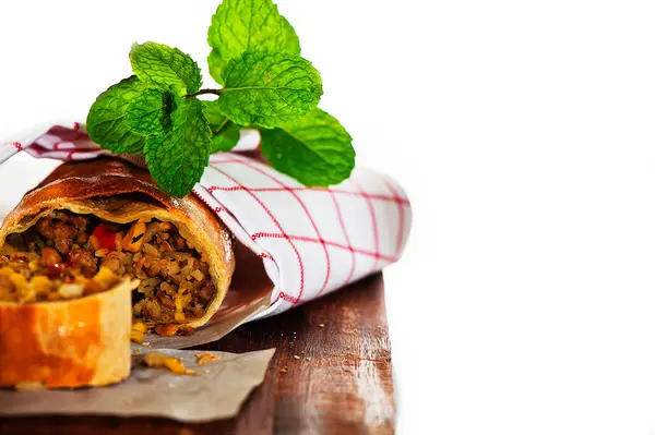 Välsmakande kryddig strudel med majs och malet kött som ett nytt recept — Stockfoto