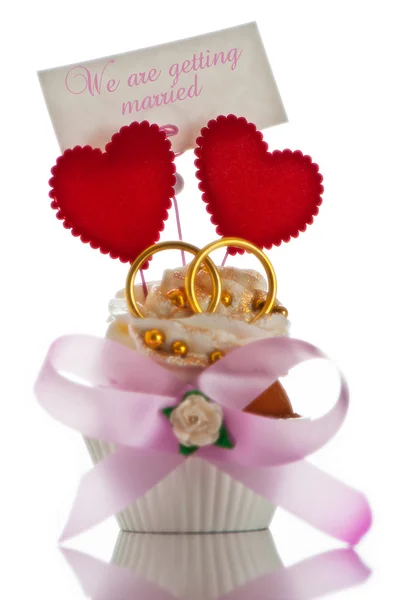 Bröllop inbjudningskort med cupcake två hjärta och två ring på w — Stockfoto