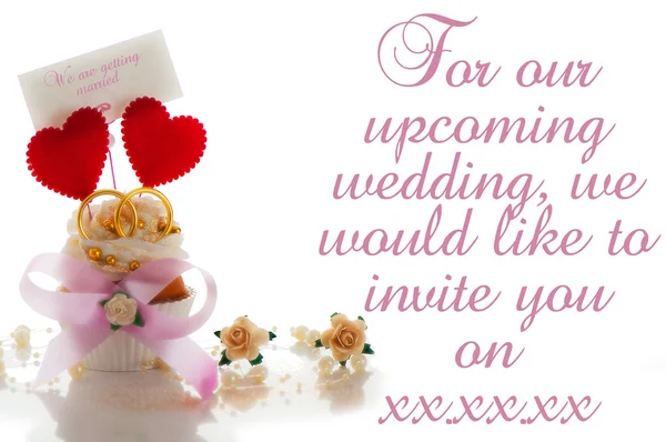 Весільна запрошення листівка з кексом два серця і два кільця на w — стокове фото