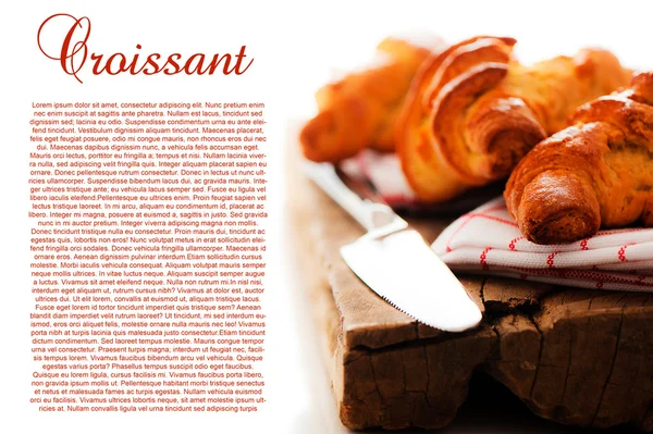 Croissant fresco en un plato de madera sobre fondo blanco como un studi — Foto de Stock