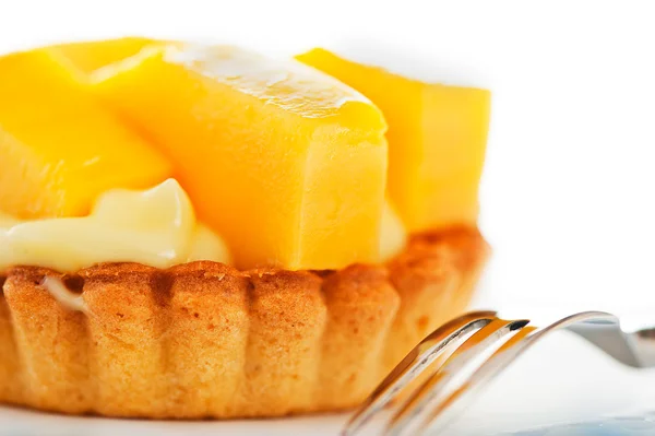 Tarte française à la mangue et au pudding à la vanille sur fond blanc a — Photo