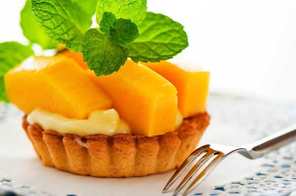 Francuska tarta z mango i waniliowy budyń na białym tle — Zdjęcie stockowe