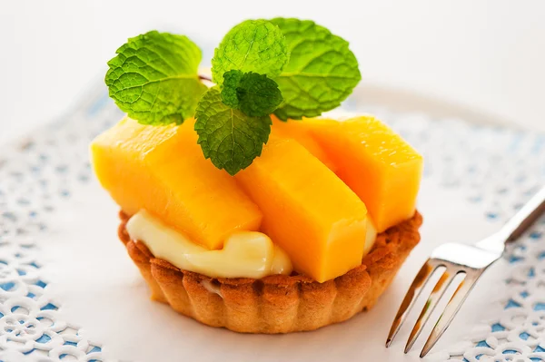 Tarte française à la mangue et au pudding à la vanille sur fond blanc a — Photo