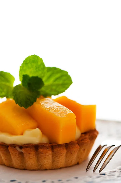 Crostata francese con mango e budino alla vaniglia su sfondo bianco a — Foto Stock
