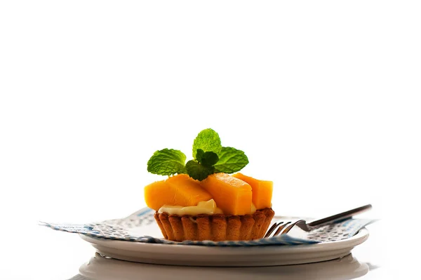 Frans taart met mango en vanille pudding op witte achtergrond een — Stockfoto