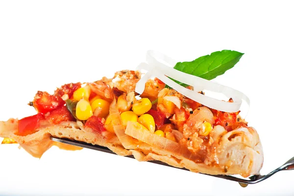 作为西塔在白色背景上新鲜自制素食比萨 — 图库照片
