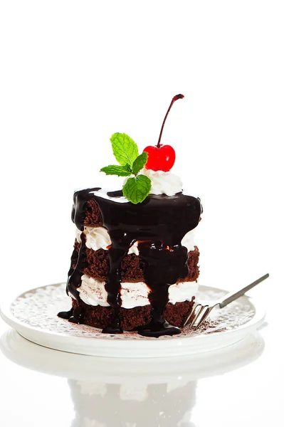 Ένα μικρό κέικ σοκολάτας με 2 στρώμα λευκό κρέμα, κεράσι και δυόσμο — Φωτογραφία Αρχείου